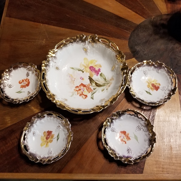 Rare Antique RS Prussia molded grapes hand painted large bowl and 4 smaller ones - Picture 8 of 16